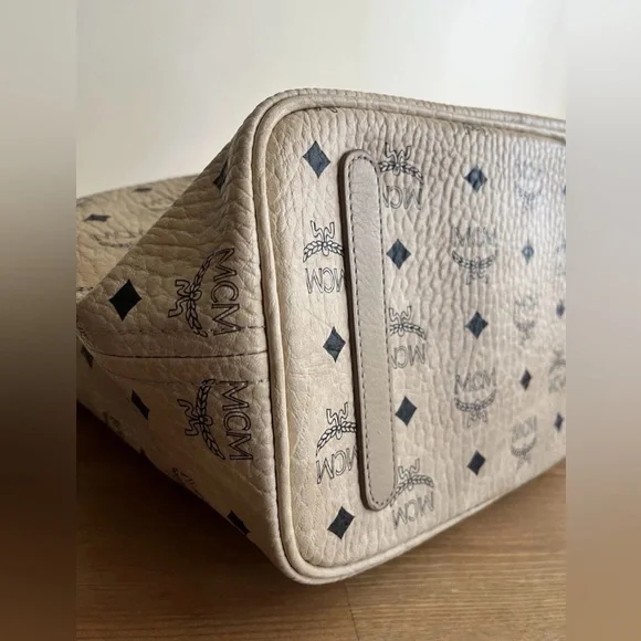📌SOLD📌 MCM Beige Women's Liz Shopper Visetos Medium No Zip Pouch With Dustbag - Picture 6 of 10
